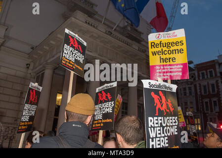 L'Ambassade française, Knightsbridge, London, UK. 24 octobre 2016. Jusqu'à une centaine de stade des militants d'une manifestation devant l'Ambassade de France à Knightsbri Banque D'Images