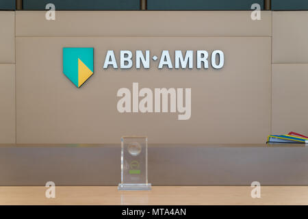 AMSTERDAM, Pays-Bas - 25 mars 2017 : Célèbre ABN-AMRO logo sur un compteur dans l'administration centrale néerlandaise Banque D'Images
