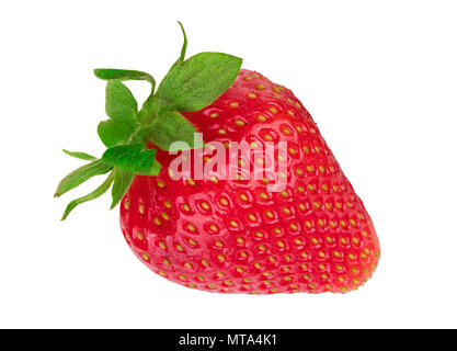 Une fraise rouge sucré avec des feuilles vertes. Fragaria annanassa. Belle close-up de petits fruits juteux en bonne santé. Isolé sur fond blanc. Banque D'Images