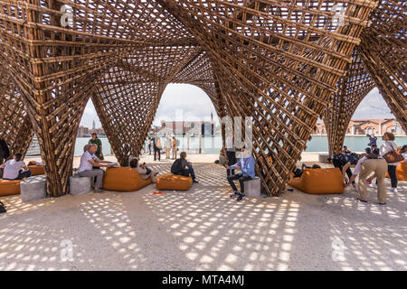 Le Bambou Stalactite de la Biennale d'architecture de Venise 2018 conçu par le bureau d'architecture Architectes Vo Trong Nghia Banque D'Images