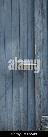 L'écaillage de la peinture gris bleu porte altérée en couleur Banque D'Images