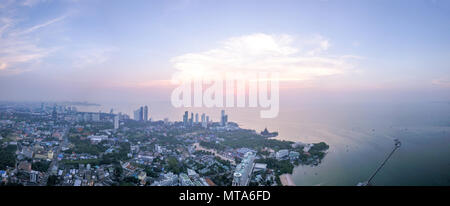 Vue aérienne de la ville de Pattaya à suset à Chonburi en Thaïlande. Banque D'Images