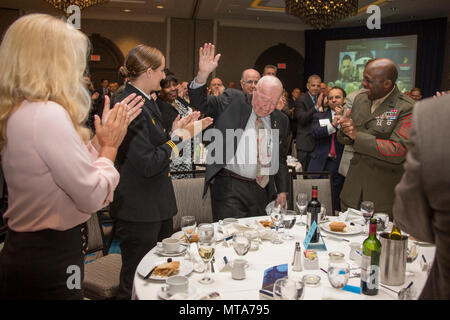 Le général à la retraite Alfred M. Gray Jr., 29e commandant du Corps des Marines, centre, les vagues durant la 14e Conférence annuelle de C4 Awards Dinner, Arlington, Va., le 20 avril 2017. La C4 de la remise de prix a lieu chaque année pour reconnaître les meilleurs marins et unités dans la Communauté C4. Banque D'Images