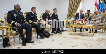 Le Secrétaire de la Défense Jim Mattis rencontre le ministre égyptien de la Défense Sedki Sobhy, au Caire, Égypte, le 20 avril 2017. (DOD Banque D'Images