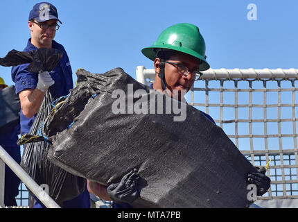 L'équipage de la garde-côtes Steadfast déleste lors d'un appel de port de contrebande au terminal maritime de la 10e Avenue, San Diego, le 20 avril 2017. L'équipage a saisi près de 900 livres de médicaments au cours d'une patrouille de 78 jours dans l'Est du Pacifique. Banque D'Images