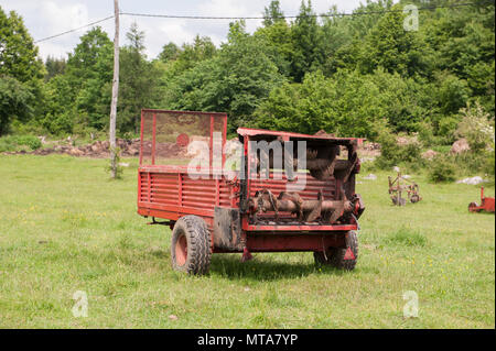 Remorque tracteur rouge ancien Banque D'Images