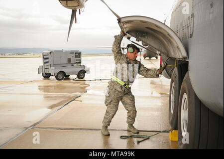 Le s.. Benny Romero, chef de l'équipe de maintenance pour 4 et 6 MAFFS MAFFS, affecté à la 146e Airlift Wing, California Air National Guard, s'apprête à inspecter le C-130 d'atterrissage principal pendant le Service des forêts des États-Unis a organisé une formation à l'incendie aérienne Gowen Field, Boise, Idaho, le 20 avril 2017. MAFFS équipée C-130s, l'équipage et du personnel de soutien de l'Armée de l'air la réserve 302e Airlift Wing, Peterson Air Force Base, Colorado, et le 146e de la Garde nationale aérienne, Californie ; ANG AW AW, Nevada 152e 153e ; ANG ANG Wyoming AW ont pris part à l'Assemblée U.S. Forest Service-antenne hébergée Banque D'Images