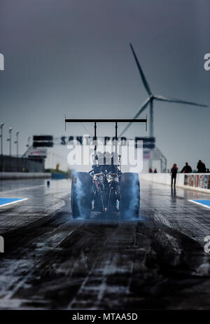 Un bolide fait un burn out à la Santa Pod Raceway, en Angleterre. Banque D'Images