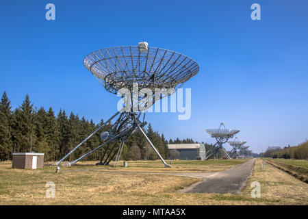 Longue rangée de radiotélescopes à Westerbork aux Pays-Bas Banque D'Images