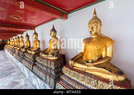 Bouddhas d'or au temple de Wat Pho, le bouddha couché, Bangkok, Thaïlande Banque D'Images
