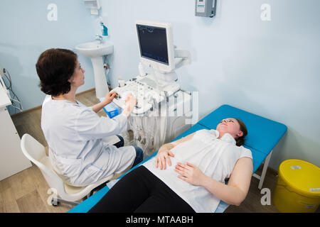 Femme enceinte faire échographie dans la clinique prénatale, mère inquiète de la santé de son futur bébé, heureux temps de la grossesse Banque D'Images