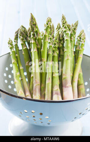 Les asperges vertes dans une passoire. Banque D'Images