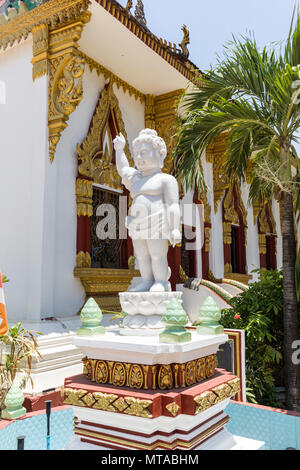 Statue blanche, Wat Luang temple de Paksé, à Pakse, Champasak, Laos Banque D'Images