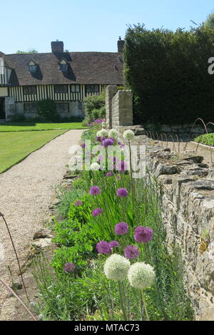 Ightham Mote près de Sevenoaks, dans le Kent, est un manoir du 14ème siècle et entouré de douves, conservé par le National Trust. Banque D'Images