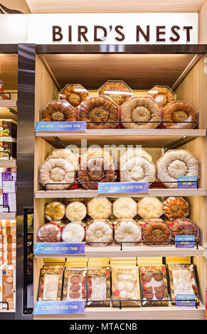Nids d'oiseaux emballés pour faire de la soupe à la vente à l'aéroport, Bangkok, Thaïlande Banque D'Images