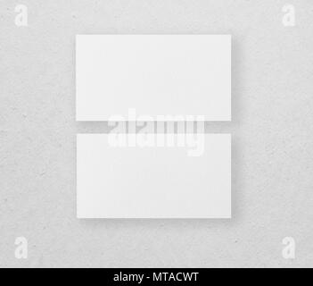 Maquette de deux cartes d'affaires horizontales à l'arrière-plan gris Banque D'Images