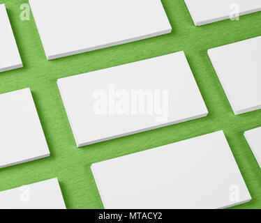 Maquette de cartes d'affaires horizontales stacks disposés en rangées au fond texturé vert Banque D'Images