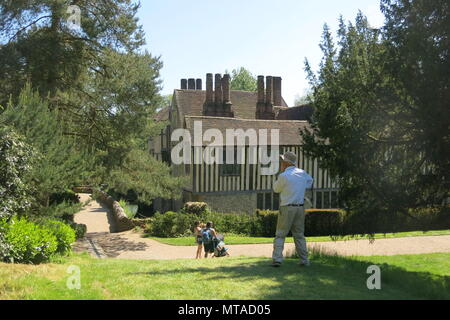 Ightham Mote près de Sevenoaks, dans le Kent, est un manoir du 14ème siècle et entouré de douves, conservé par le National Trust. Banque D'Images