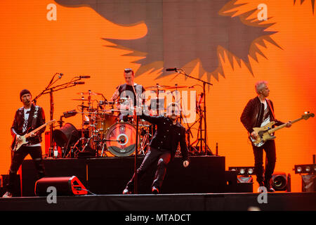 © sous licence à Alamy. 09/07/2017. Le stade de Twickenham, London, UK. U2 effectuer au cours de leur 30e anniversaire de Joshua Tree World Tour. Les membres de la bande : Bono, The Edge, Adam Clayton, Larry Mullen Jr. Photo credit : Andy Sturmey/Alamy Banque D'Images