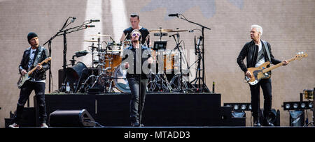 © sous licence à Alamy. 09/07/2017. Le stade de Twickenham, London, UK. U2 effectuer au cours de leur 30e anniversaire de Joshua Tree World Tour. Les membres de la bande : Bono, The Edge, Adam Clayton, Larry Mullen Jr. Photo credit : Andy Sturmey/Alamy Banque D'Images