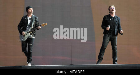 © sous licence à Alamy. 09/07/2017. Le stade de Twickenham, London, UK. U2 effectuer au cours de leur 30e anniversaire de Joshua Tree World Tour. Les membres de la bande : Bono, The Edge, Adam Clayton, Larry Mullen Jr. Photo credit : Andy Sturmey/Alamy Banque D'Images