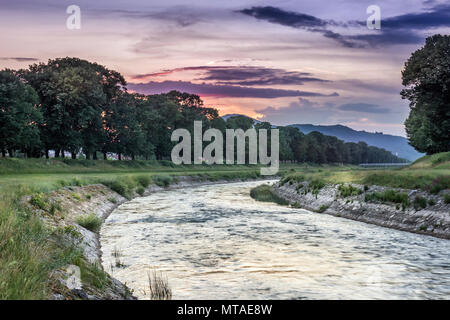 Coucher de soleil avec des couleurs spectaculaires, le ciel et les nuages colorés sur la rivière sinueuse et de l'eau réflexions Banque D'Images