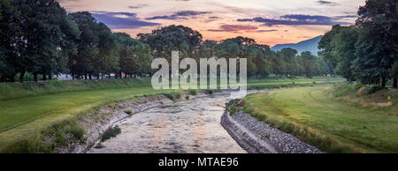 Panorama d'un spectaculaire coucher de soleil avec des couleurs vives et colorées ciel au-dessus de la rivière sinueuse et de l'eau réflexions Banque D'Images