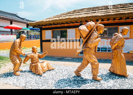 Chuncheon, CORÉE - 03 juin 2016 : traditionnel coréen maison au toit de chaume et statue historique Banque D'Images