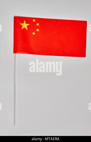 Drapeau de la Chine avec mât sur fond blanc. Close up. Symbole du drapeau chinois isolés. Banque D'Images