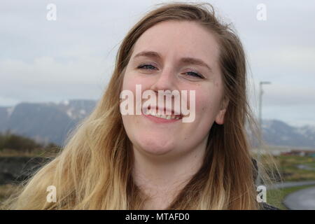 Jeune femme avec des yeux bleus et un beau sourire, portraits en plein air. 20 à 25 ans, de race blanche et blonde a mis en relief les cheveux.. Banque D'Images