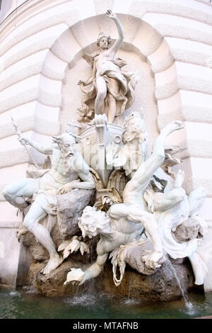 Sculptures sur Michaelerplatz Fontaine en quart de la Hofburg, Vienne, Autriche Banque D'Images