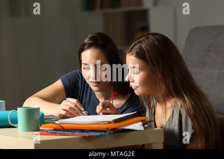 Aider les élèves à apprendre les uns les autres dans la nuit à la maison Banque D'Images