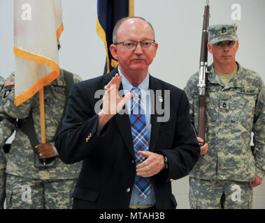 Le général à la retraite William D. Razz Abigaël, qui a servi comme commandant général de l'armée américaine de la Réserve 99e l'appui régional à partir de 2010-2013, sert comme conférencier invité lors de la 99e Armée RSC Unité supérieure cérémonie de remise des prix le 21 avril à l'administration centrale de commande sur Joint Base McGuire-Dix-Lakehurst, New Jersey. La 99e le RSC a reçu le prix pour la fourniture d'aide et d'assistance à partir d'octobre 2012 à avril 2013 pour les collectivités de la ville de New York qui ont été dévastées par l'Ouragan Sandy. Banque D'Images