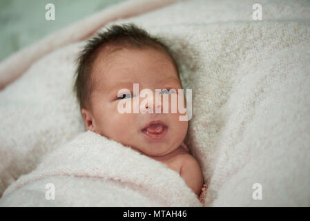 Portrait de bébé nouveau-né sourire doux sur fond lumineux Banque D'Images