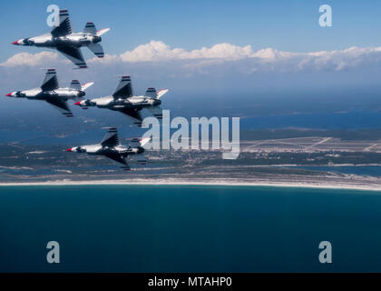 Les pilotes Diamond Thunderbirds soar sur la base aérienne Tyndall, en Floride, au cours d'un show de la pratique 21 avril 2017. Air Combat Command a fêté son 70e anniversaire à la Côte du Golfe Salute Air Show. Banque D'Images