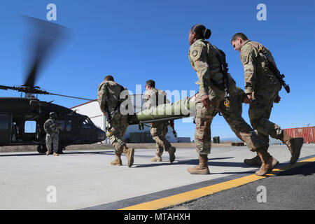 Des soldats américains dans le cours de Dirigeants CBRNE Prendre un litre d'un UH-60 Blackhawk hélicoptère pendant charge à chaud de la formation au Centre de formation de Yakima, Washington, le 21 avril 2017. Le cours de Dirigeants CBRNE est conçu pour créer des leaders capables de s'adapter la lutte contre les menaces chimiques, biologiques, radiologiques, nucléaires, et les dangers à la fois permissif et non permissif l'environnement partout dans le monde. Banque D'Images