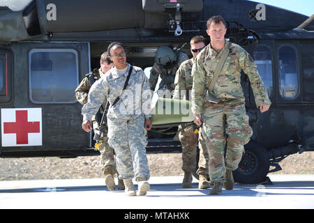 Des soldats américains dans le cours de Dirigeants CBRNE Prendre un litre d'un UH-60 Blackhawk hélicoptère pendant charge à chaud de la formation au Centre de formation de Yakima, Washington, le 21 avril 2017. Le cours de Dirigeants CBRNE est conçu pour créer des leaders capables de s'adapter la lutte contre les menaces chimiques, biologiques, radiologiques, nucléaires, et les dangers à la fois permissif et non permissif l'environnement partout dans le monde. Banque D'Images