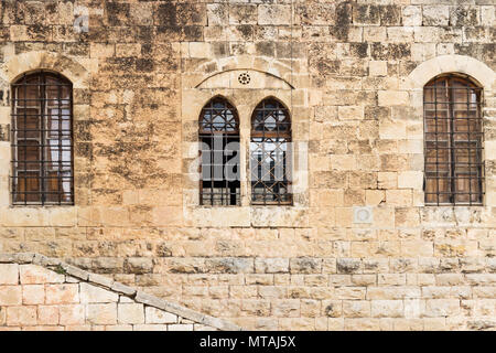 Style arabe quatre windos dans un mur de pierre à l'Émir Bachir Chahabi Palace à Beit ed-Dine au Mont Liban Moyen orient, au Liban Banque D'Images