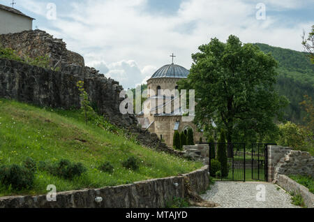 L'église dans le monastère orthodoxe Gradac en Serbie. Le monastère de Gradac est situé dans la région touristique de Golija, et près du centre touristique de Kopaonik. Banque D'Images