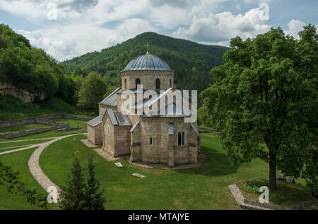 L'église dans le monastère orthodoxe Gradac en Serbie. Le monastère de Gradac est situé dans la région touristique de Golija, et près du centre touristique de Kopaonik. Banque D'Images