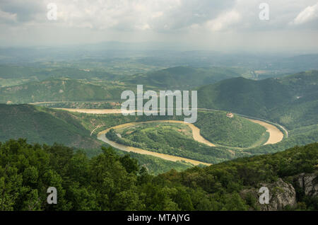 Ovcar Kablar, Gorge de la Serbie. Méandres de la rivière Morava de l'Ouest, vue depuis le sommet de la montagne Kablar. Banque D'Images