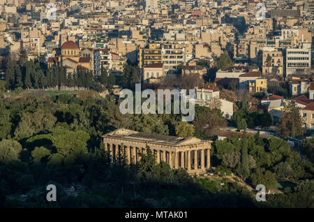 Sur Athènes Ville avec Temple d'Héphaïstos à partir de la colline de l'Acropole, Grèce Banque D'Images