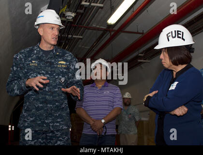 PEARL HARBOR (21 avril 2017) Le Capitaine Richard Hayes, commandant de l'NAVFAC Hawaii, parle à Hawaii 1er District Sénatrice Colleen Hanabusa lors d'une visite d'une base commune à Pearl Harbor-Hickam. La députée et d'autres invités ont visité la Colline Rouge modernisé l'installation de stockage de carburant en vrac, où des experts en la matière ont montré comment la Marine maintient les lieux comme un atout stratégique national. Red Hill fournit du carburant pour l'exploitation d'outre-mer tout en assurant l'eau potable dans la région demeure sécuritaire. Banque D'Images