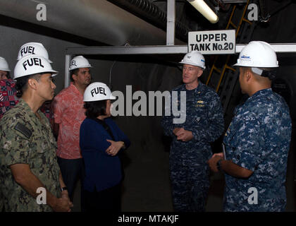 PEARL HARBOR (21 avril 2017) Le Capitaine Richard Hayes, deuxième à partir de la droite, commandant de l'NAVFAC Hawaii, parle à Hawaii 1er District Sénatrice Colleen Hanabusa lors d'une visite d'une base commune à Pearl Harbor-Hickam. La députée et d'autres invités ont visité la Colline Rouge modernisé l'installation de stockage de carburant en vrac, où des experts en la matière ont montré comment la Marine maintient les lieux comme un atout stratégique national. Red Hill fournit du carburant pour l'exploitation d'outre-mer tout en assurant l'eau potable dans la région demeure sécuritaire. Banque D'Images