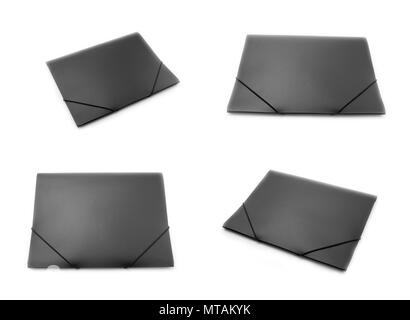 Dossiers en plastique noir avec bandes élastiques, isolé sur fond blanc Banque D'Images