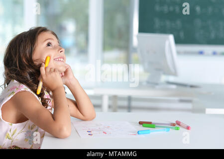 Cute little girl doing homework Banque D'Images
