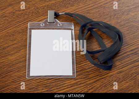 Tour de cou avec badge vierge sur un fond de bois Banque D'Images