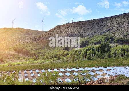 Paysage avec l'installation d'énergies renouvelables. Panneaux solaires et éoliennes électriques. Banque D'Images