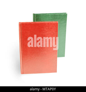 Livres rouges et verts en cuir sur un fond blanc, Snake couvrir Banque D'Images