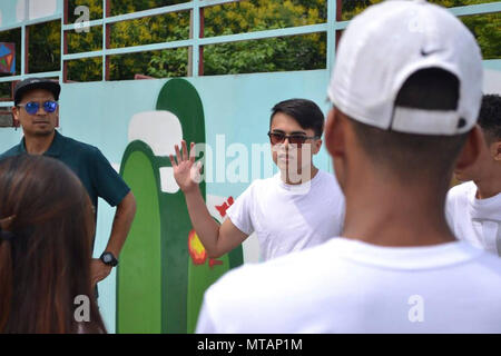 Xavier Garrido, centre, à l'armée américaine Garrison-Yongsun en Corée du Sud dans le cadre d'un groupe d'adolescents du Pacifique 2016 effort pour embellir un skate park. Banque D'Images